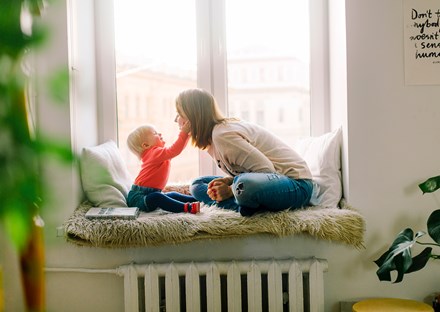 1021-cropped-w440-h312-of-1-FFFFFF-adorable-baby-babysitter-1257110