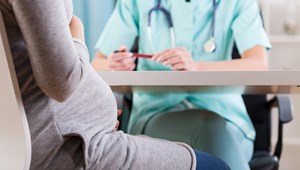 859-cropped-w300-h170-of-1-FFFFFF-pregnant-mum-at-gp (1)